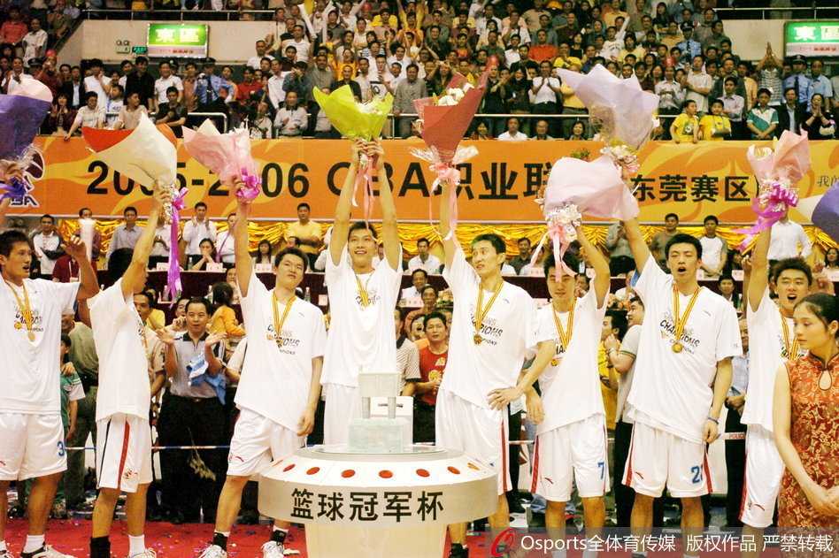 朱芳雨手捧CBA至尊鼎，眼神坚毅地望着前方，身边环绕着欢呼的队友和飘扬的彩带，这一刻他就是宏远王朝的绝对主宰。