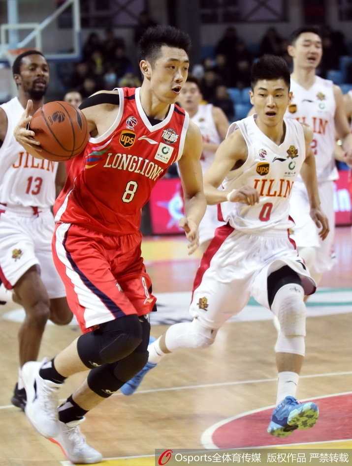 韦弗在对方严密防守下依然自信出手，篮球在空中划出一道美丽的弧线，仿佛点燃了东北虎主场反击的熊熊烈焰。