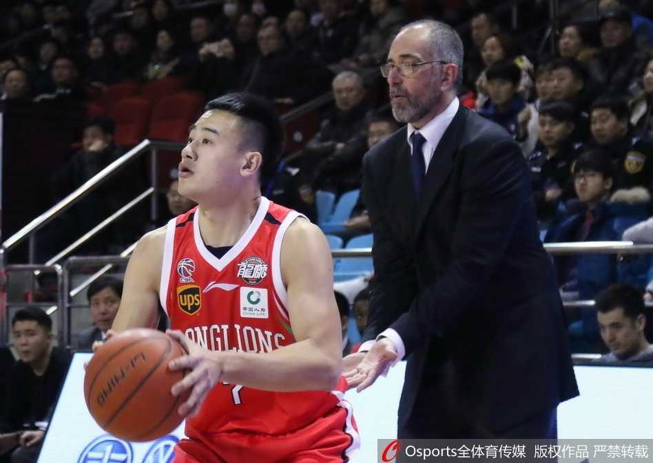 进球后的柴长易难掩心中激动，挥拳怒吼，与他身旁的崔晋铭激情碰撞，这一刻所有连败的压力都随着这场胜利烟消云散。