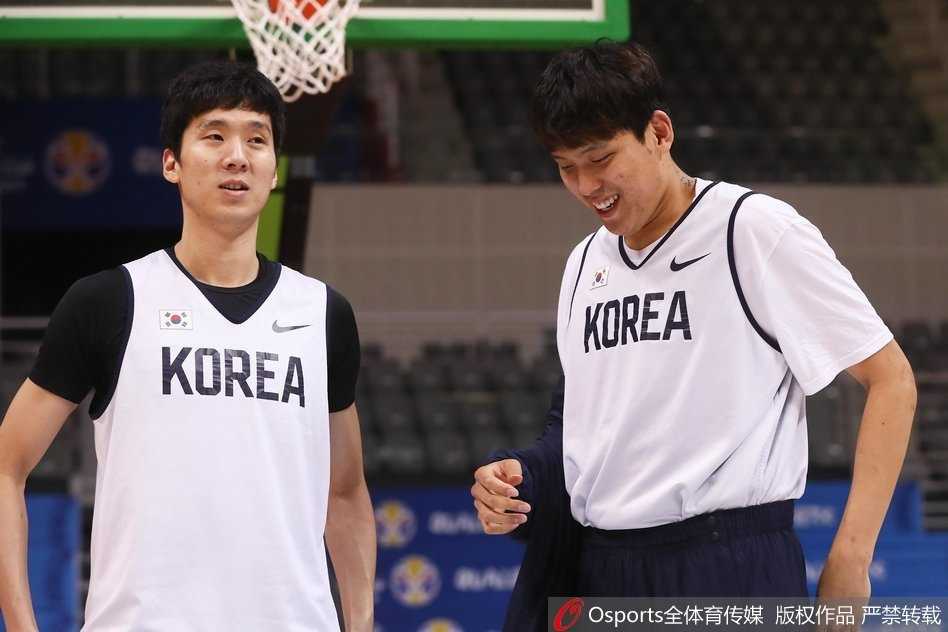 训练场上欢声笑语不断，一名球员在运球训练中搞怪地吐出了舌头，憨厚俏皮的表情让紧张的备战气氛瞬间变得轻松愉悦。