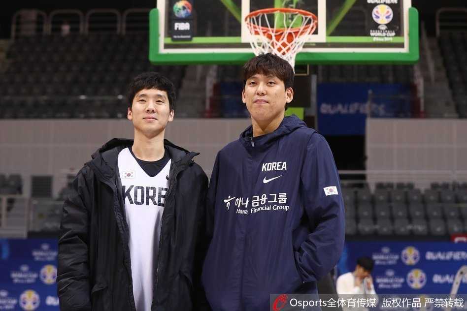 两位韩国球员在进行一对一贴身防守练习，汗水浸湿了球衣，双方肌肉碰撞的激烈程度仿佛让人提前嗅到了世界杯正赛的火药味。