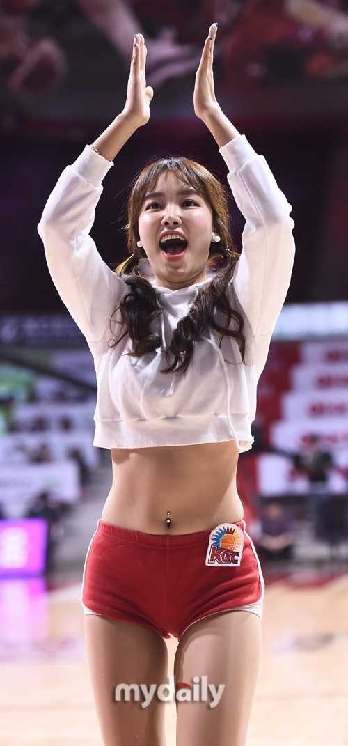 活力四射的啦啦队员侧身热舞，紧身服饰勾勒出健康的身体曲线，笑容极具感染力。