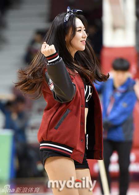 伴随着动感的音乐节拍，队员们弯腰挥手与看台第一排的球迷亲密互动，热情的回应让整个体育馆沸腾