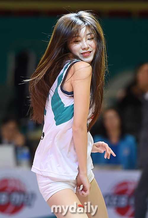 身着亮黄色专属队服的啦啦队员，眼神专注而自信，在赛场中央随着动感节拍舒展身姿，每一个动作都精准有力，散发着健康阳光的魅力。