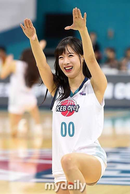 动感的舞步让她的发丝随风飞扬，紧身的表演服完美勾勒出常年锻炼形成的优美肌肉线条，回眸一笑的瞬间，仿佛让整个体育馆都明亮了起来。