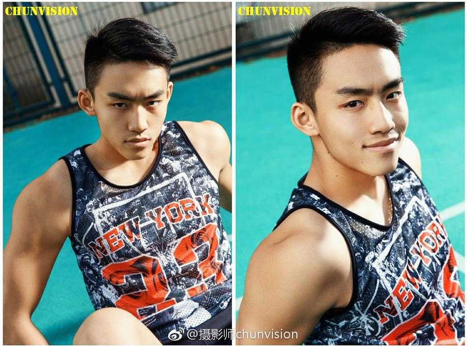 完成一次精彩的抢断后，他嘴角扬起一抹自信的浅笑，阳光为他镀上一层金边，这笑容里藏着少年的意气风发和胜利的喜悦。