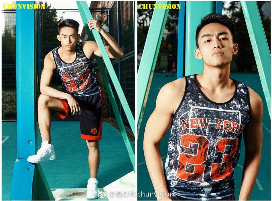 汗水顺着清晰的下颌线滑落，在脖颈的肌肉线条上留下晶莹的轨迹，他喘着粗气，但这疲惫中却透着一股征服球场的霸气。