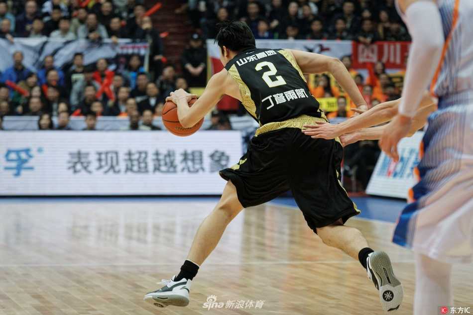 丁彦雨航在训练后汗水湿透了衣衫，他坐在场边用冰袋敷着膝盖，眼神望向远方，仿佛在思索如何战胜那看不见的伤病敌人