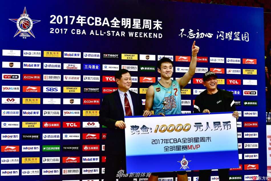 身着国家队红色战袍的丁彦雨航神情专注，在赛场上持球突破，眼神里透着二十四岁的锐利与坚定