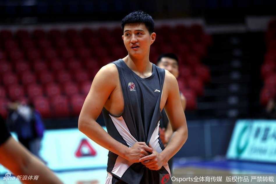 飞虎啸聚红山,群星捧杯再启征程——新疆男篮新赛季揭幕战侧记 西热力江在防守中倾尽全力,他张大嘴巴怒吼着指挥队友落位,坚毅的面庞上写满了对胜利的极致渴望与执着。