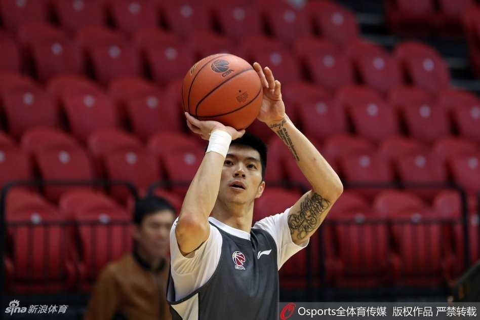 飞虎啸聚红山,群星捧杯再启征程——新疆男篮新赛季揭幕战侧记 外援亚当斯如精灵般穿梭于吉林防线之中,他高高跃起,手腕轻抖,篮球划出一道彩虹弧线直钻网窝,引爆全场喝彩。