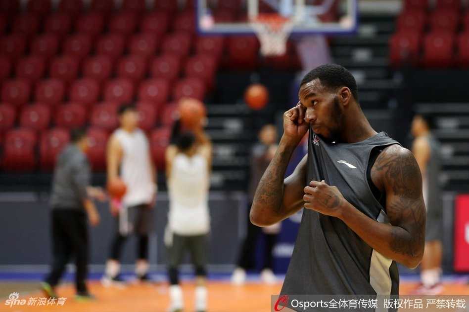 飞虎啸聚红山,群星捧杯再启征程——新疆男篮新赛季揭幕战侧记 红山体育馆灯光璀璨,巨大的总冠军旗帜缓缓升起,全场球迷起立鼓掌,共同见证这一荣耀时刻的永恒定格。