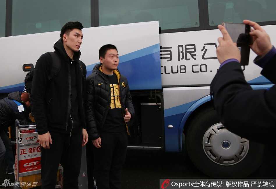 飞虎归来:记新疆广汇男篮2017半决赛后返乡 布莱切与孙鸣阳并肩而行,布莱切神情轻松搞怪,孙鸣阳则侧身倾听,两人似乎在交谈着比赛中的某个有趣瞬间。