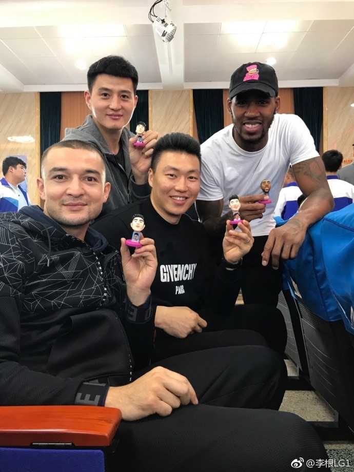 飞虎心连哑虎情:新疆男篮用篮球搭建无声世界的关爱桥梁 一名学生将自己亲手制作的手工玩偶送给俞长栋,俞长栋双手接过礼物,脸上满是惊喜与感动,这份礼物承载着孩子们最真诚的谢意