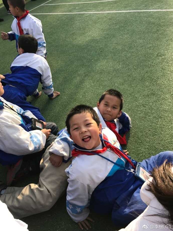 飞虎心连哑虎情:新疆男篮用篮球搭建无声世界的关爱桥梁 新疆男篮的球员们微笑着步入校园,他们手中提着精心准备的篮球和礼物,孩子们眼中闪烁着期待与兴奋的光芒