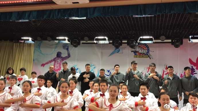 飞虎心连哑虎情:新疆男篮用篮球搭建无声世界的关爱桥梁 可兰白克蹲在孩子们中间,与大家一起做互动游戏,他的脸上满是温暖的笑意,孩子们也沉浸在欢乐的氛围中,画面温馨和谐