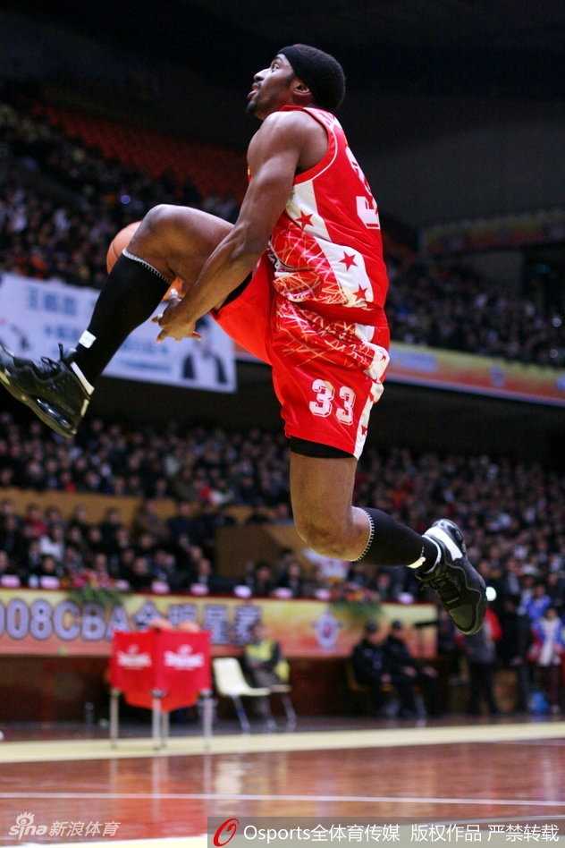胡光在赛场上演招牌式的左手单臂大风车扣篮，身体在空中如满弓般拉开，力量与美感并存。