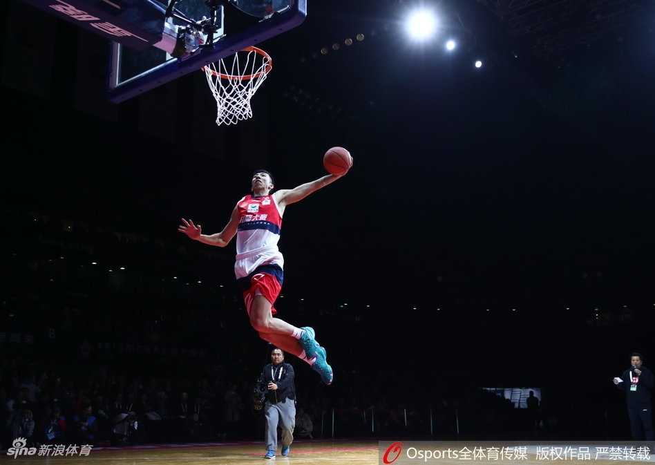 飞越极限,加冕新王:大学生张健豪闪耀全明星扣篮大赛 何重达的单手大风车扣篮,手臂抡圆如满月,势大力沉展现纯粹的暴力美学