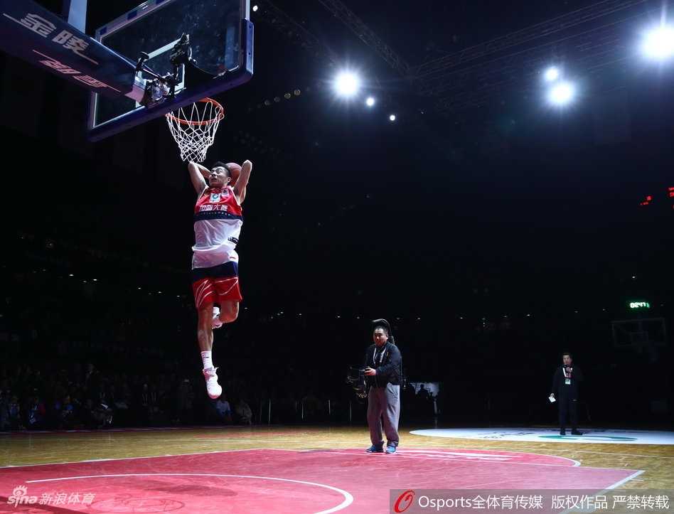 飞越极限,加冕新王:大学生张健豪闪耀全明星扣篮大赛 冷振铎的第二扣尝试与吉祥物配合,他试图从吉祥物手中拿球并完成360度转体扣篮,眼神充满决心