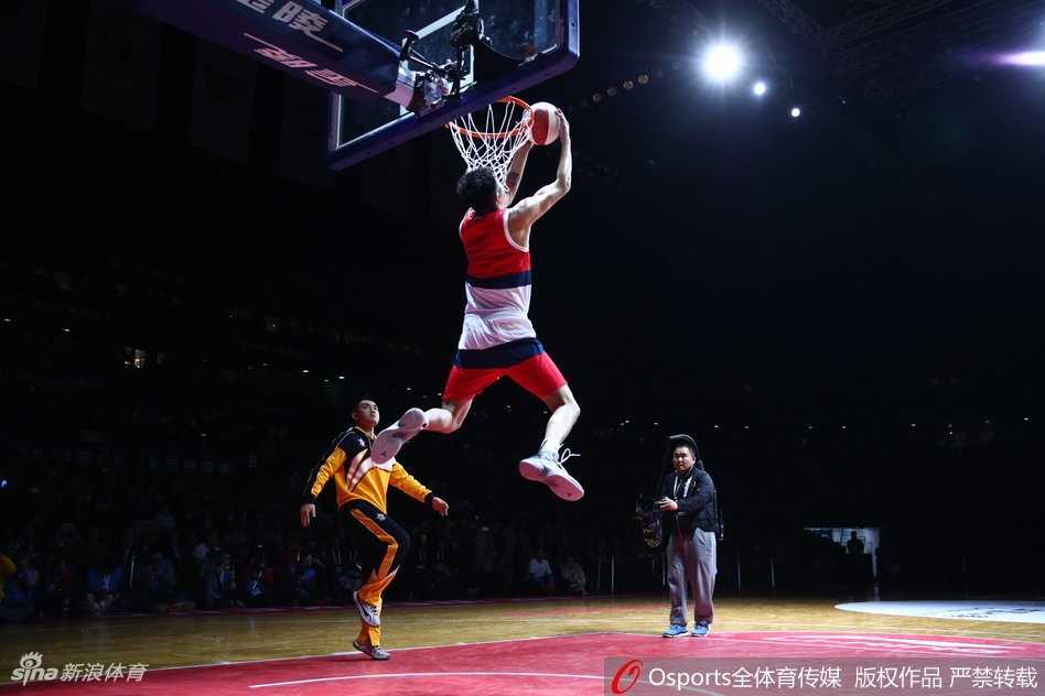 飞越极限,加冕新王:大学生张健豪闪耀全明星扣篮大赛 何重达决赛第二扣,右手抓筐左手灌篮后,顺势将手臂挂在篮筐上,身体悬空展示力量之美