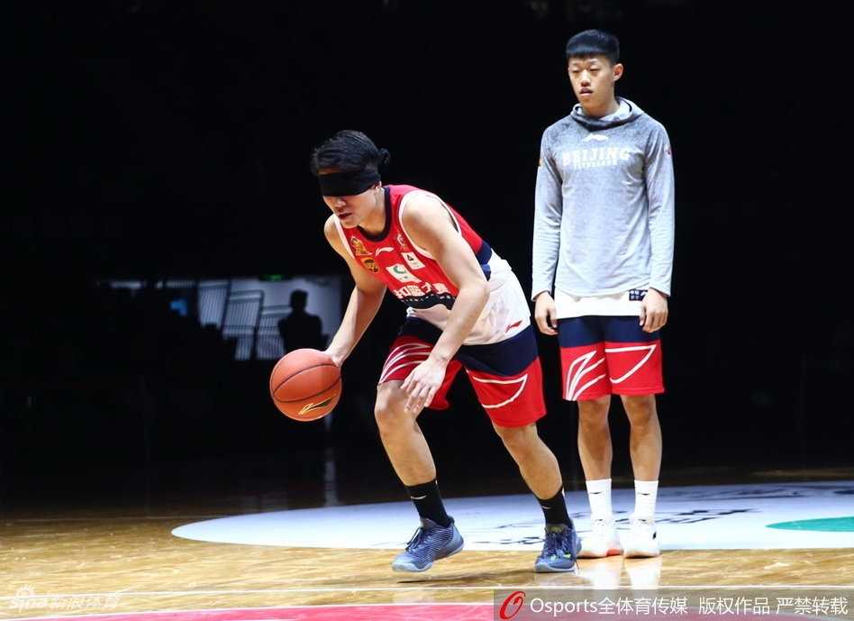 飞越极限,加冕新王:大学生张健豪闪耀全明星扣篮大赛 张健豪夺冠后手捧奖杯,笑容灿烂,身后的背景板记录下这位大学生球员创造历史的荣耀瞬间