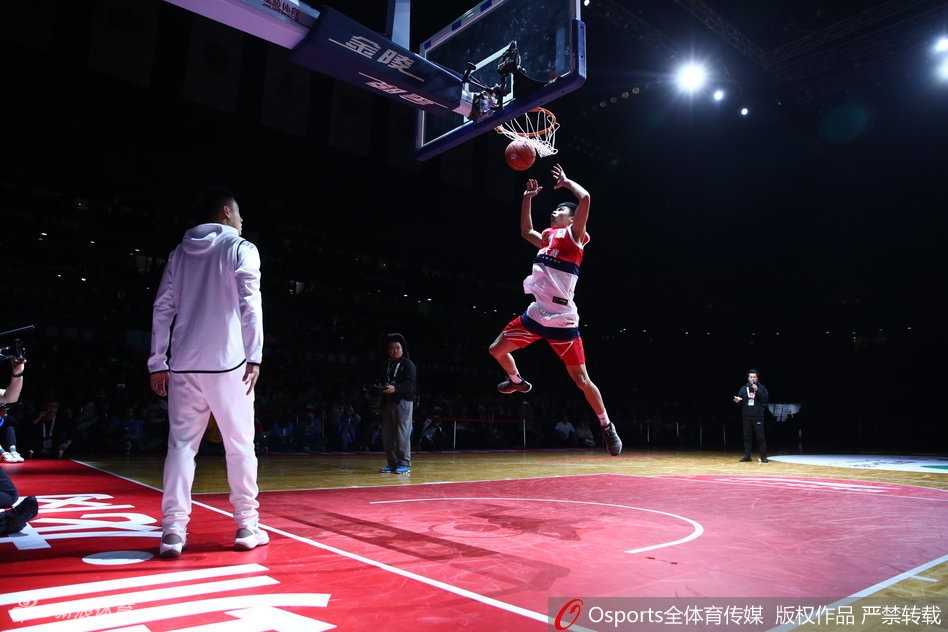 飞越极限,加冕新王:大学生张健豪闪耀全明星扣篮大赛 张健豪在预赛中飞跃三人,身体在空中完全舒展,完成反向背扣的瞬间