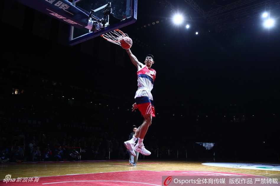 飞越极限,加冕新王:大学生张健豪闪耀全明星扣篮大赛 冷振铎第一扣时,队友将球打在篮板侧沿,他空中接球后转体双手背扣,动作舒展如飞燕