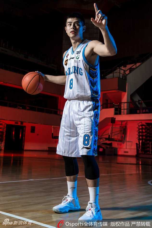 首钢冰球馆的光影诗篇:北京男篮的个性注脚 张才仁在光与影的缝隙中突破,动态的虚影与凝固的光线交织,展现出他在赛场上风驰电掣般的速度与爆发力。