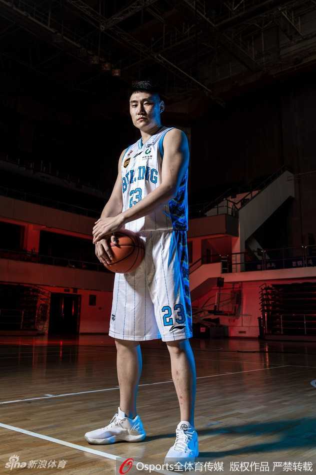 首钢冰球馆的光影诗篇:北京男篮的个性注脚 朱彦西在逆光中抬手投篮,光线在他周围形成梦幻的轮廓光,无数细小的光点如同赛场上的汗珠,定格了即将出手瞬间的永恒。
