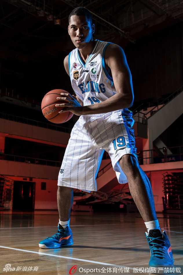 首钢冰球馆的光影诗篇:北京男篮的个性注脚 王骁辉身处蓝色光雾之中,表情冷峻,光线在他身上形成了富有层次的明暗对比,彰显出防守悍将的沉稳与果敢。