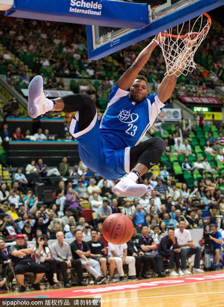 万众瞩目的红磡体育馆内灯火辉煌，中国男篮红队的小伙子们赛前围成一圈，相互鼓劲，他们的眼神中充满了对胜利的渴望和对慈善的热情。