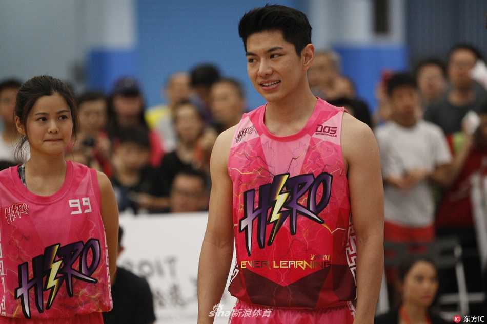 香江聚首慈善夜,易建联姚明共筑篮球梦 高尔夫球场上阳光明媚,易建联手握球杆完成一次漂亮的开球,身后的姚明露出标志性的姚式笑容,一旁的文斯·卡特也为这位篮球巨人的高球技艺鼓掌叫好。