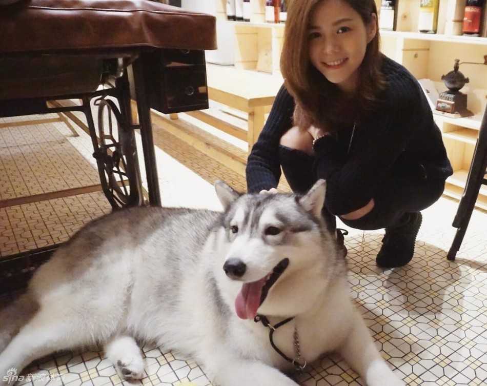 香港篮球女神方泳琳球场飒爽私照曝光神似陈妍希引爆网络 穿着休闲卫衣的方泳琳站在街头,手拿篮球对镜头俏皮眨眼,将运动的活力与少女的娇憨完美融合,甜美度爆表。