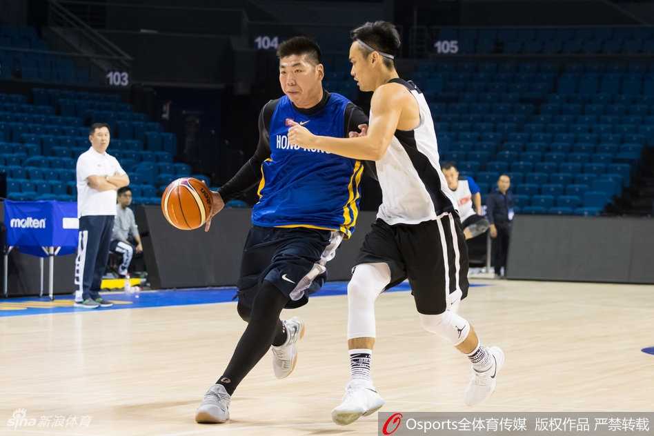 训练场上惠龙儿高高跃起，在队友的严防下完成了一记势大力沉的单手劈扣，展现出与“邓肯”外号相符的强硬统治力。