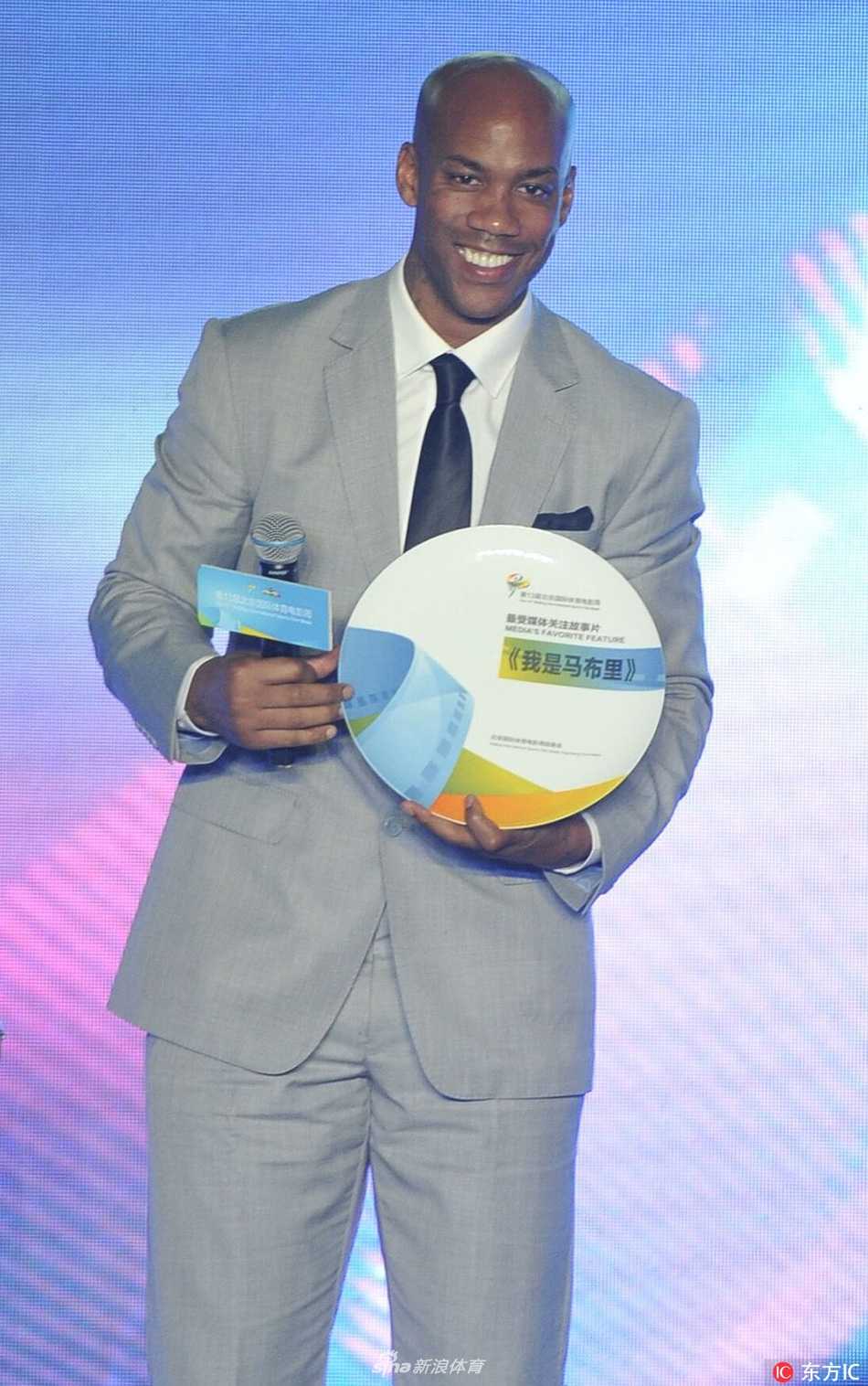 马布里在开幕式上手持话筒发言，他面带微笑，眼神坚定，正分享着自己跨界拍摄电影的感悟，以及对体育精神的理解。