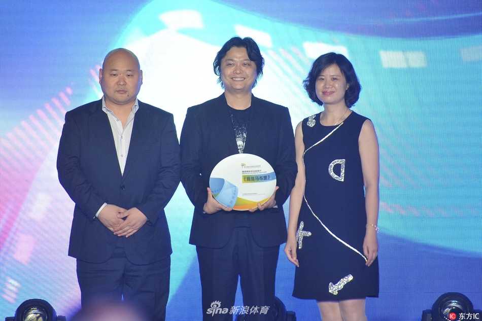 马布里与一位可爱的儿童嘉宾在台上亲切互动，他俯下身子与小朋友击掌，画面温馨有爱，展现出铁汉柔情的一面。