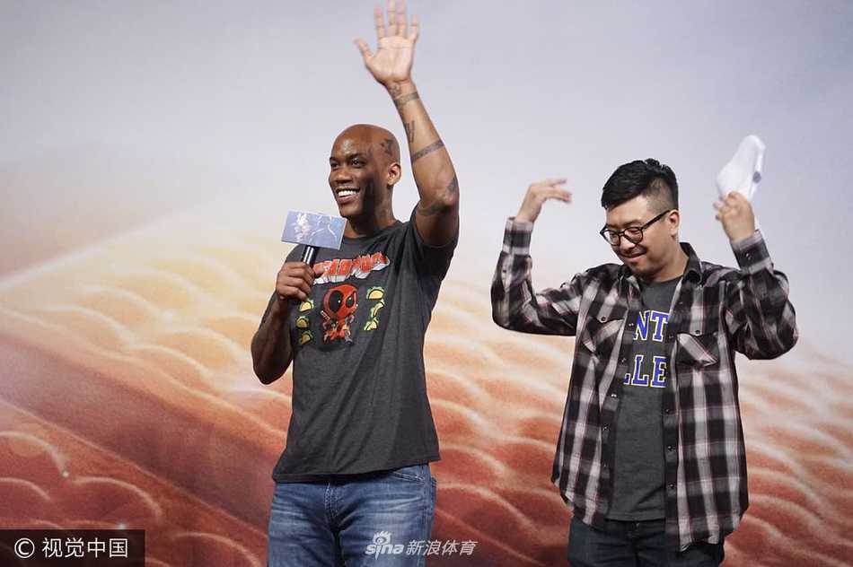 面对镜头，马布里竖起大拇指，露出标志性的灿烂笑容，仿佛将发布会现场变成了他的主场，自信满满地与粉丝分享即将登上大银幕的喜悦。