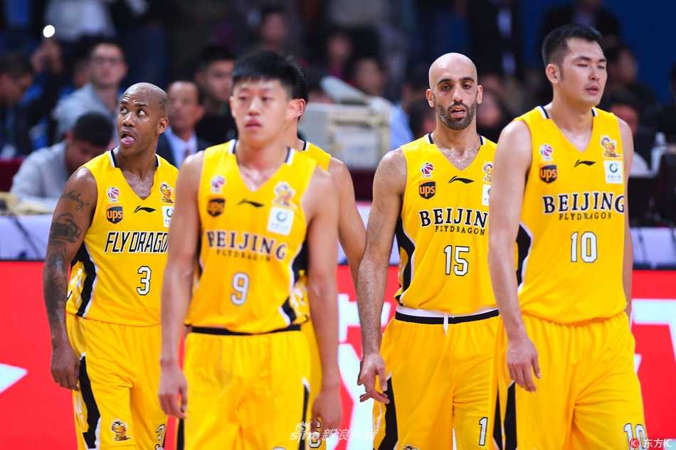 北控队替补席上，穿着错误球衣的马布里与穿着正确球衣的队友兰多夫并肩而坐，两人似乎在探讨场上的局势，这一静一动间的服装差异，仿佛在诉说着职业体育中个体与集体的微妙关系。