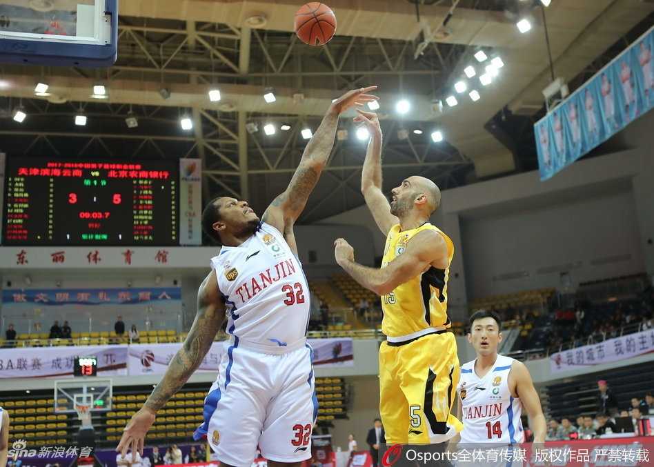 四十岁的马布里突破重围，用他标志性的犀利变向甩开年轻的防守者，虽然岁月在他腿上留下痕迹，但这一刻他的眼神依旧锐利如刀。