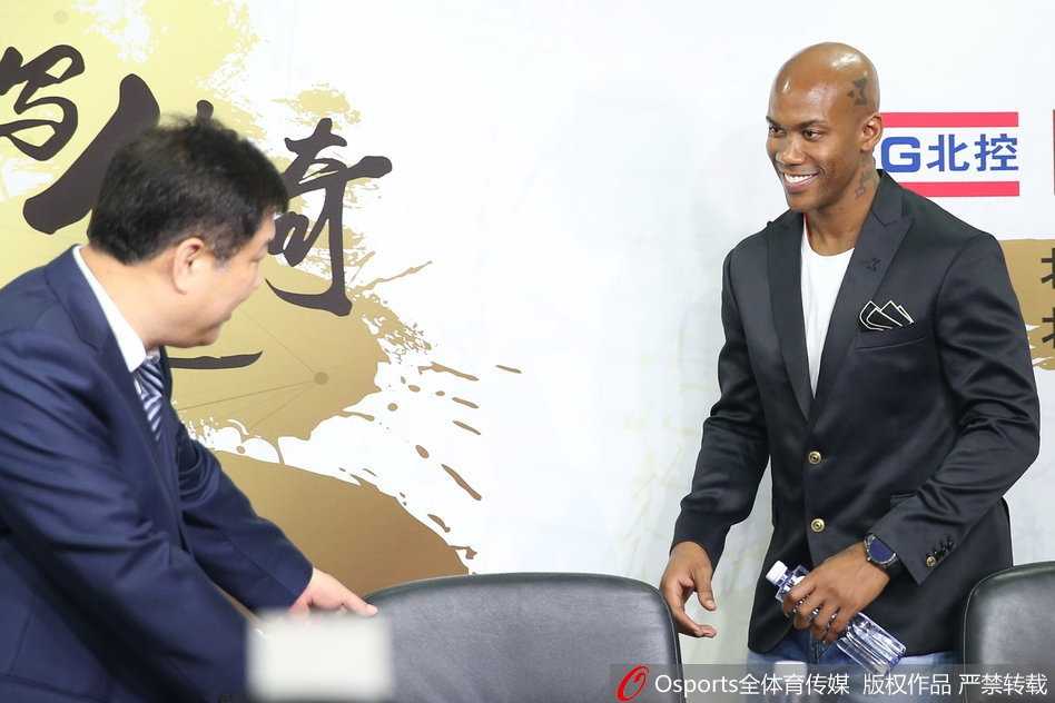 面对媒体长枪短炮的‘围攻’，老马从容应答，时而开怀大笑，时而严肃分析，展现出掌控更衣室和球场的双重领袖魅力。