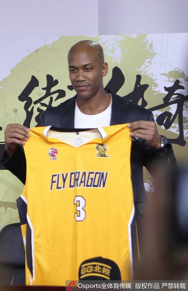 发布会高潮时刻，老马被热情的媒体团团围住，话筒和录音笔如林般伸向他，记录下他对新赛季的每一个承诺与展望。