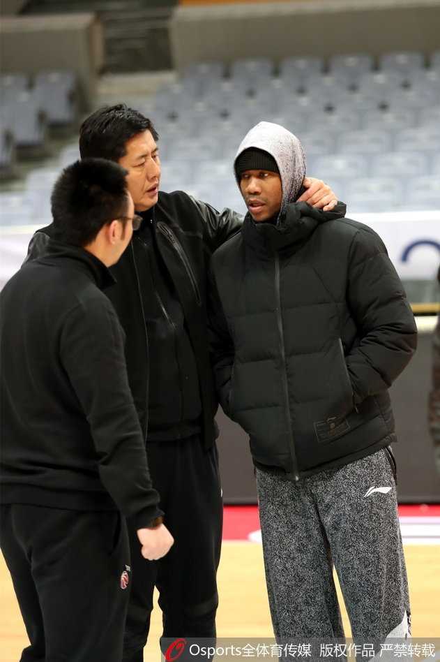 马布里谢幕战倒计时:北控男篮的最后一舞与传奇的萌动瞬间 马布里大汗淋漓用球衣擦拭脸庞,疲惫中透露出满足感,这是属于硬汉的勋章