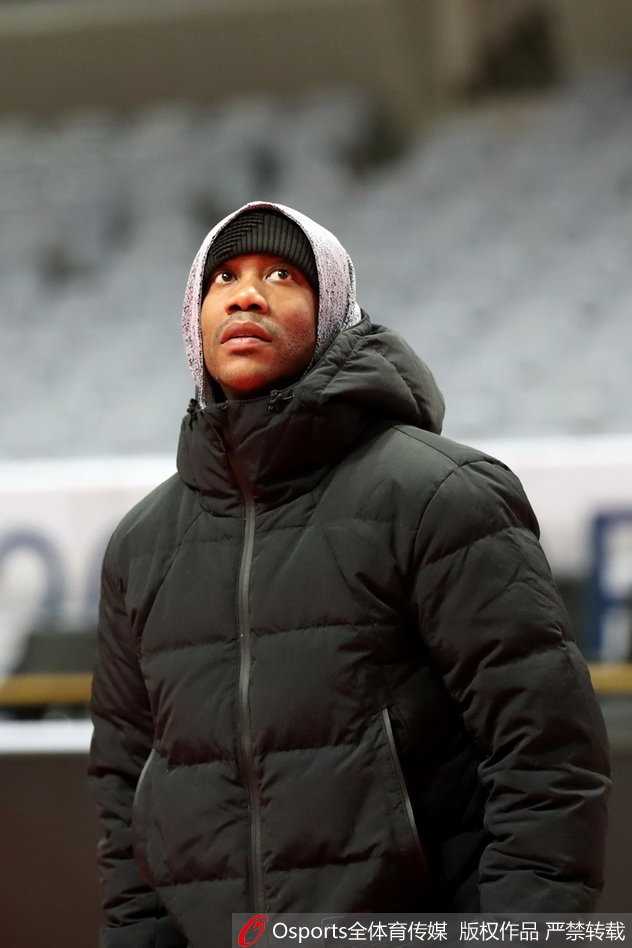 马布里谢幕战倒计时:北控男篮的最后一舞与传奇的萌动瞬间 马布里双手运球穿越全场,身后的年轻球员紧盯学习,老马的背影写满职业与传承