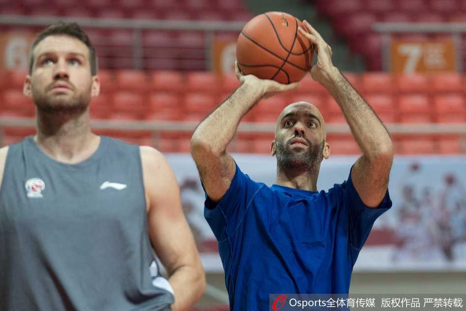 训练结束后，马布里与队友击掌互相鼓励，新赛季的北控男篮凝聚力和化学反应正在逐步建立。