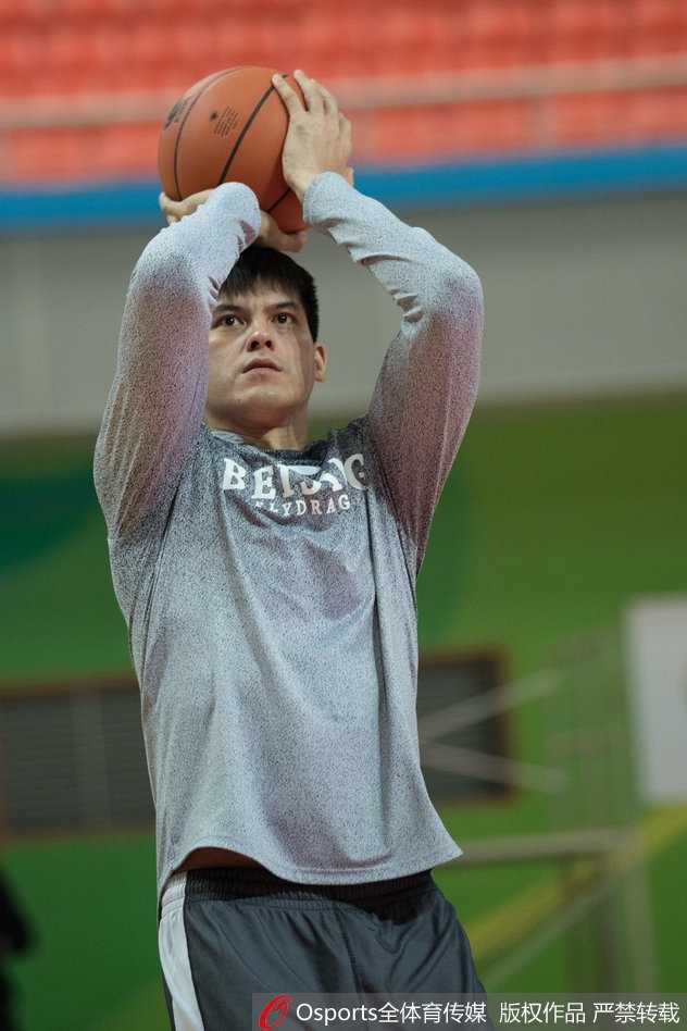 备战训练中的马布里表情坚毅，汗水浸透衣衫，这位北京篮球的功勋人物正全力融入新团队。