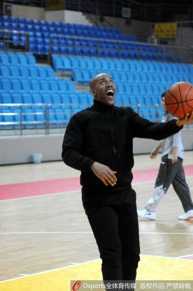 马布里在罚球线附近跳起投篮，出手的瞬间目光如炬紧盯着篮筐，那标准的投篮手型仿佛是雕刻在空气中的艺术品。