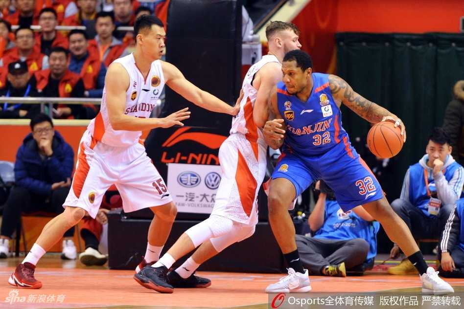 山东队核心丁彦雨航面对两人包夹防守，依然自信地干拔跳投，皮球在空中划出一道美妙的弧线，这正是他本场比赛敢于担当、连续得分的缩影。