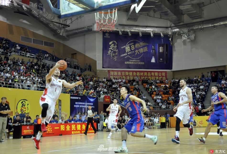 鲁津对抗赛山东轻取天津 新援闪耀菏泽演武楼 天津外援霍尔曼展现内线猛兽本色,在山东队双人包夹之下依然强行起跳,单手将球狠狠砸进篮筐。