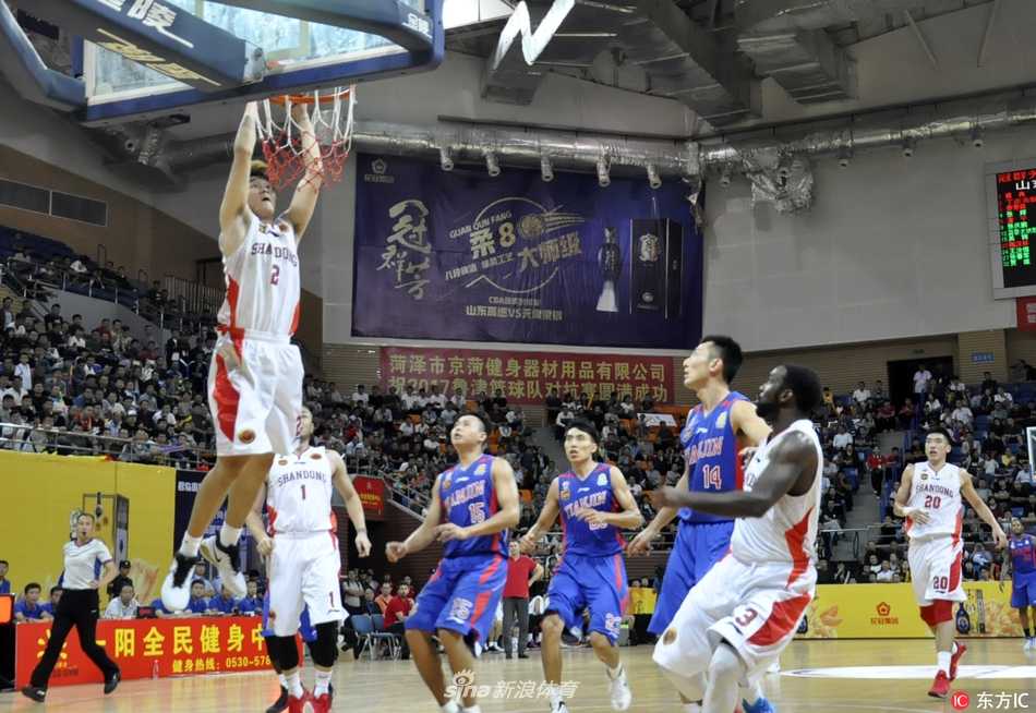 鲁津对抗赛山东轻取天津 新援闪耀菏泽演武楼 泰·劳森闪电般撕开防线,面对天津队高大内线的补防,在空中巧妙拉杆上篮,尽显NBA级后卫的风采。
