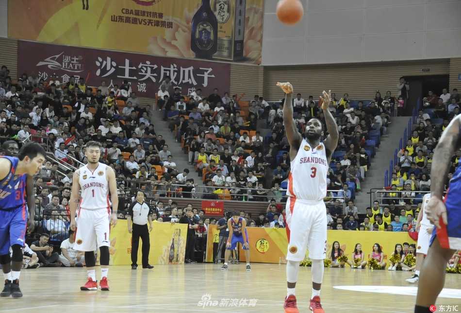 鲁津对抗赛山东轻取天津 新援闪耀菏泽演武楼 丁彦雨航如利刃出鞘,持球瞬间晃过防守人,眼神坚毅直杀篮下,引得全场球迷欢呼雷动。
